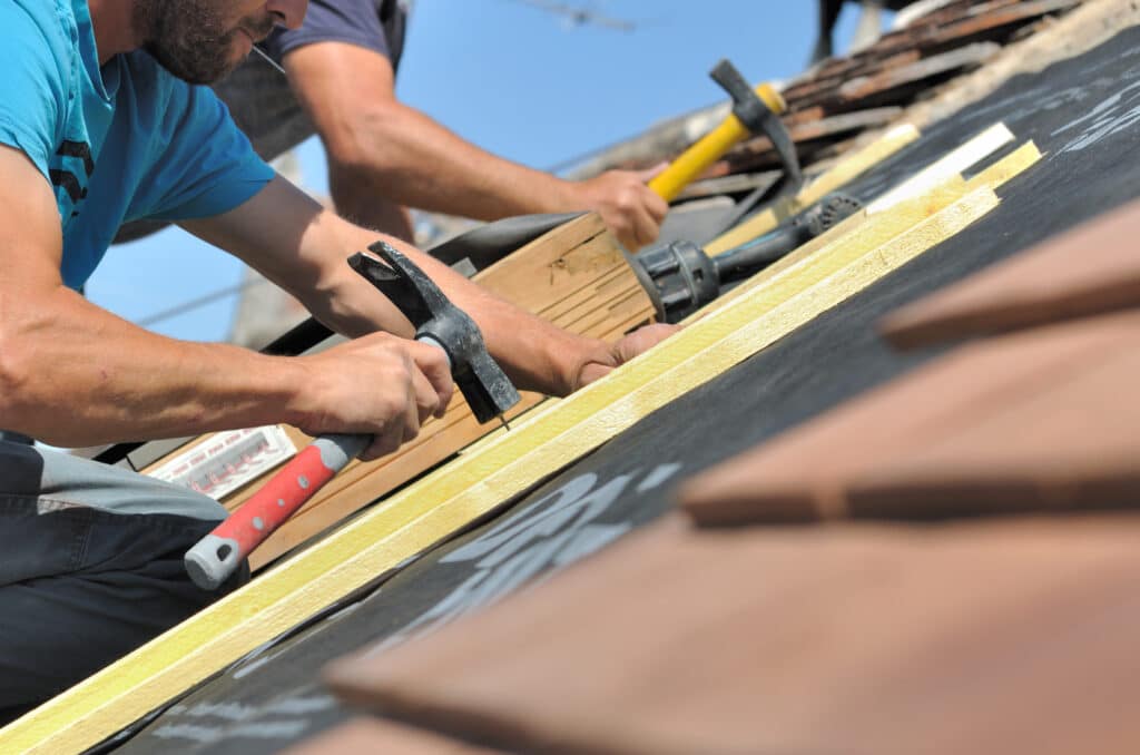 ISFP, Handwerker saniert Dach, individueller Sanierungsfahrplan, energetische Sanierung